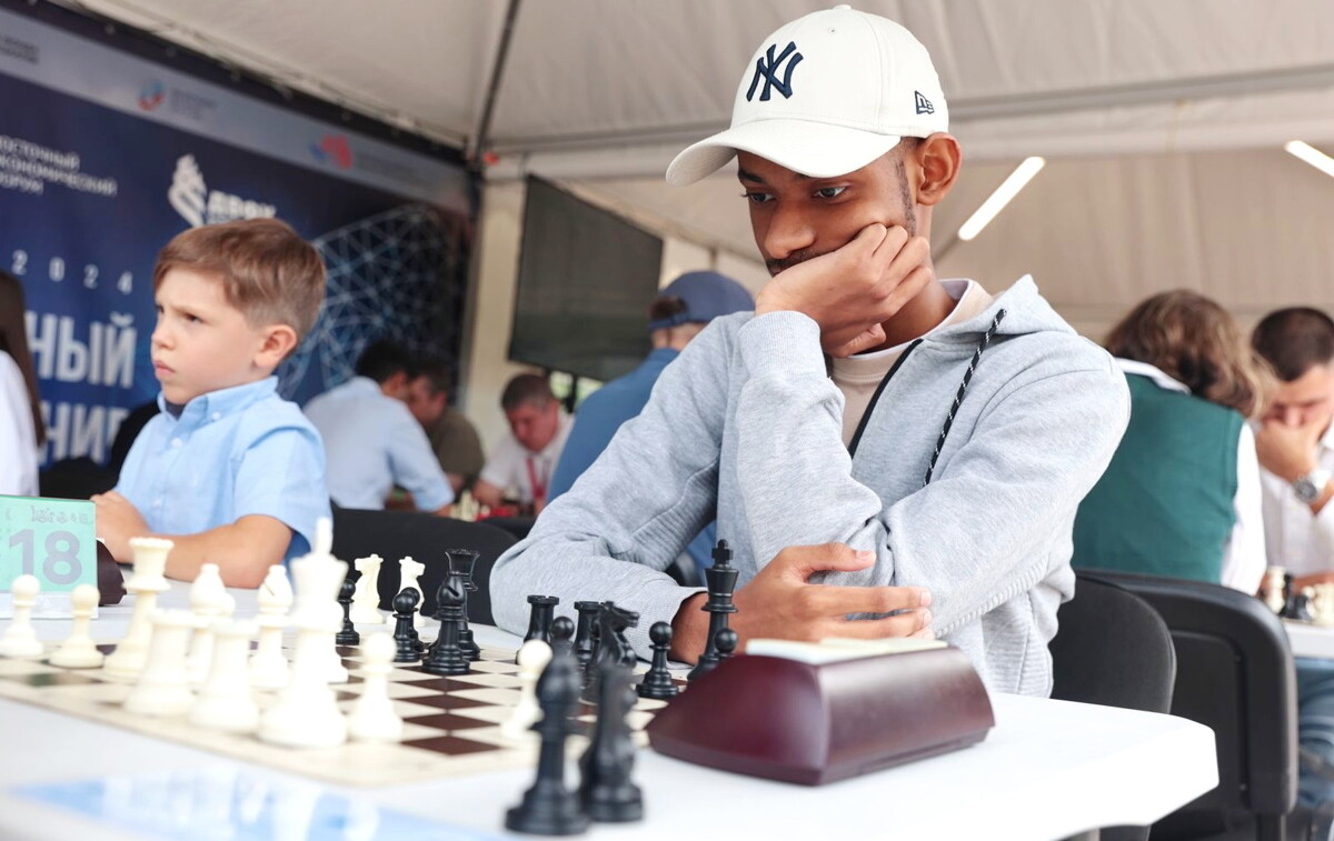 Гейт Сифсиф Назири участвует в международном турнире по шахматам