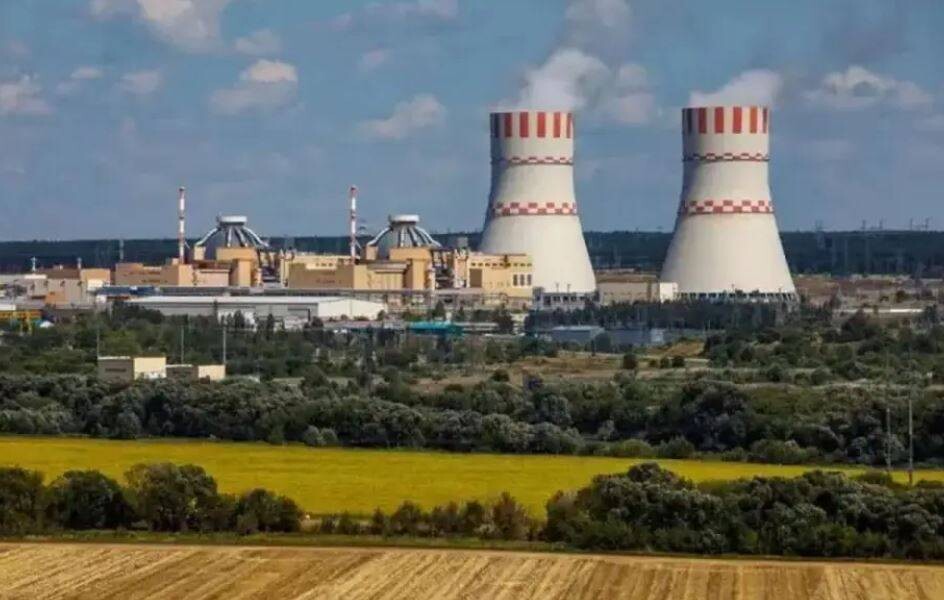 Drone wreckage damages nuclear plant in Russia, Ukraine strikes oil terminal