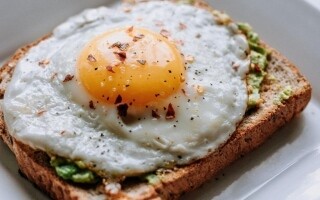 Пропускание приемов пищи может привести к рискам для здоровья, предупреждает российский врач