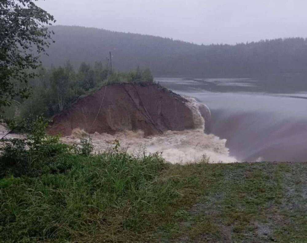Сильные дожди вызвали обрушение дамбы в Челябинске