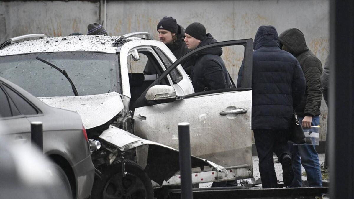 Explosion in Moscow Kills Police and Suspect
