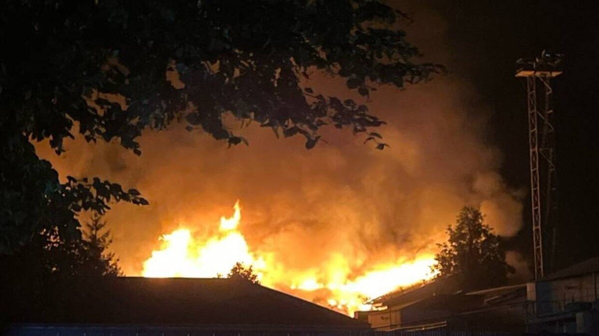 Атака украинских дронов вызвала пожар на фабрике в Королеве, Россия