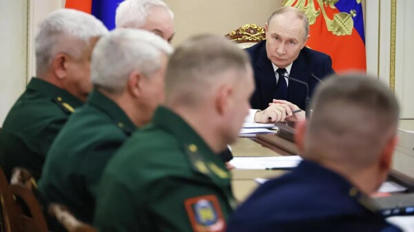 Putin Announces Ukrainian Troop Retreat Along Entire Frontline