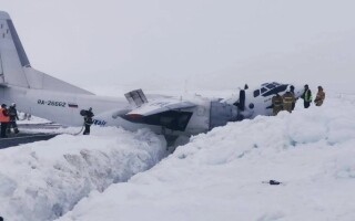 Российский пассажирский самолет совершил аварийную посадку в Салехарде