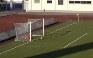 Футболист второго дивизиона российского футбола забивает один из самых быстрых голов в истории