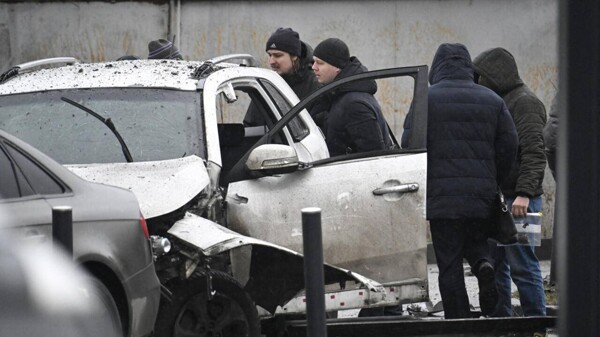Explosion in Moscow Kills Police and Suspect