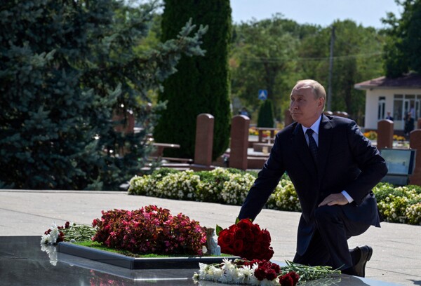 Путин посещает Беслан, чтобы почтить память жертв трагедии с заложниками