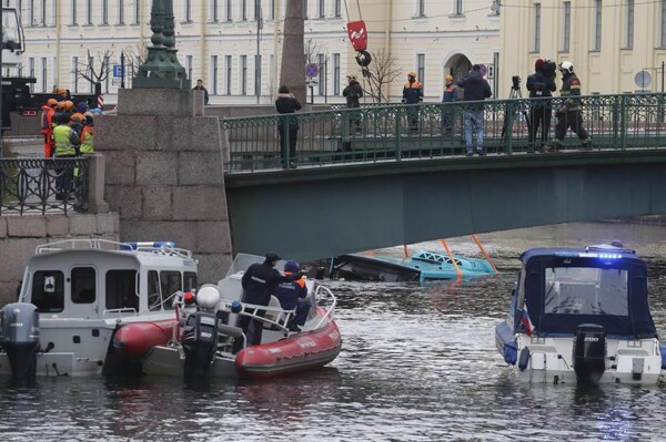 Авария автобуса в Санкт-Петербурге унесла жизни трех человек, ранены несколько человек